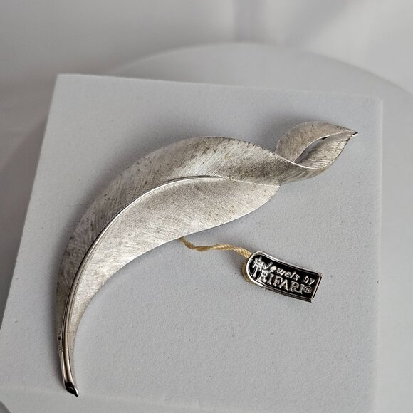 VTG Crwn Trifari Silver Leaf Brooch Pin Mid Century Modern Curved Feather Design - Picture 4 of 14